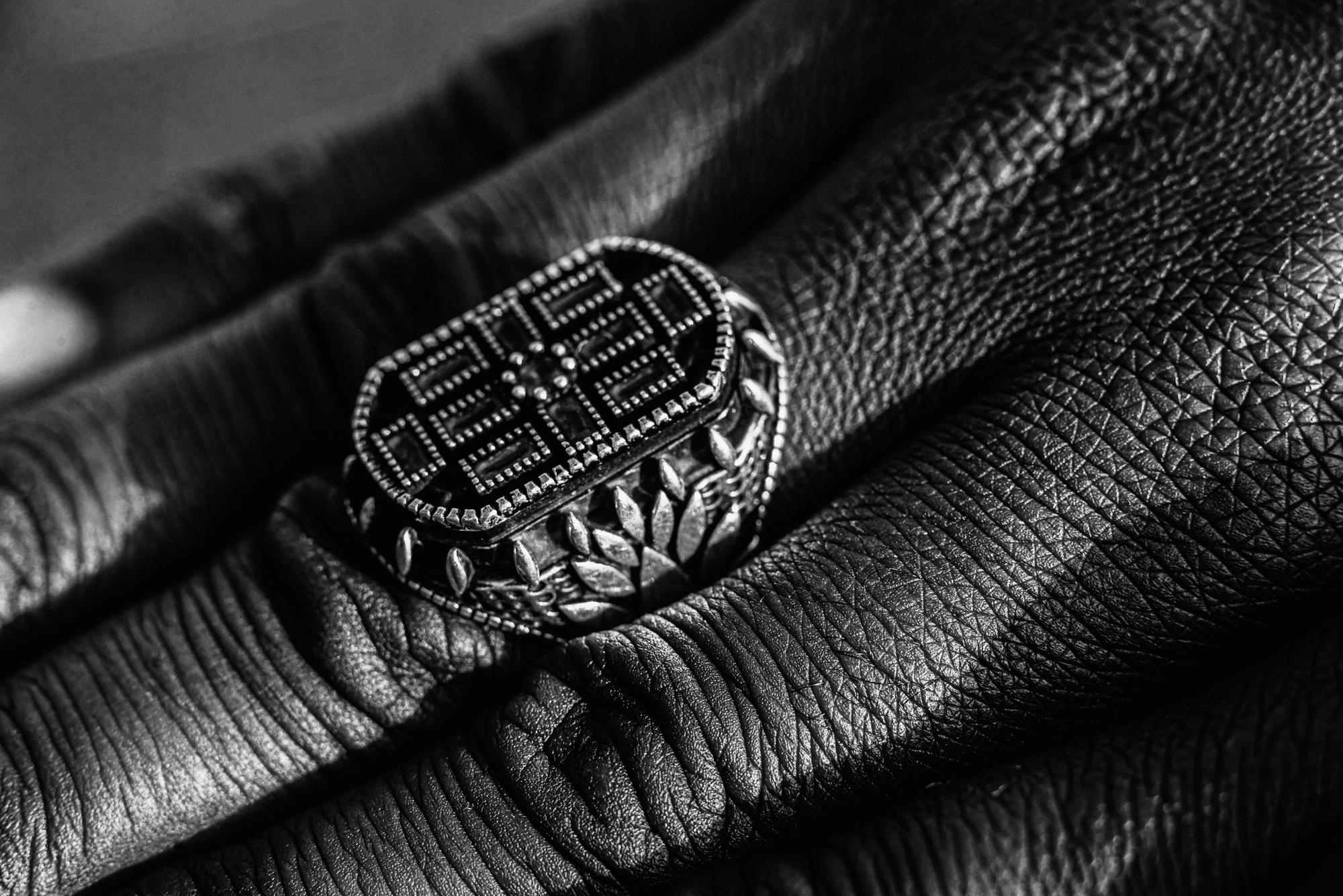 Portfel z haftowanym monogramem, detale szwu